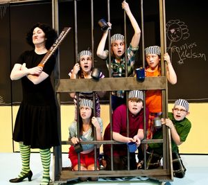  Grace Mumm, Elsa Klein, Maddy Swaim, Roan Withers, Samuel Maude, and Julie Kern. Pho Photo
