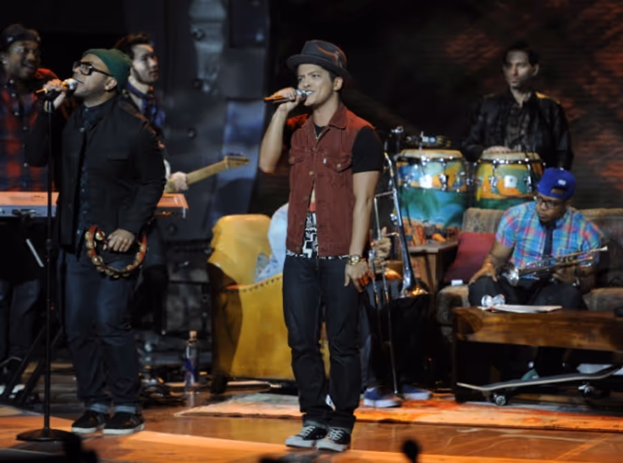 Photo Flash: Casey Abrams Leaves AMERICAN IDOL Image
