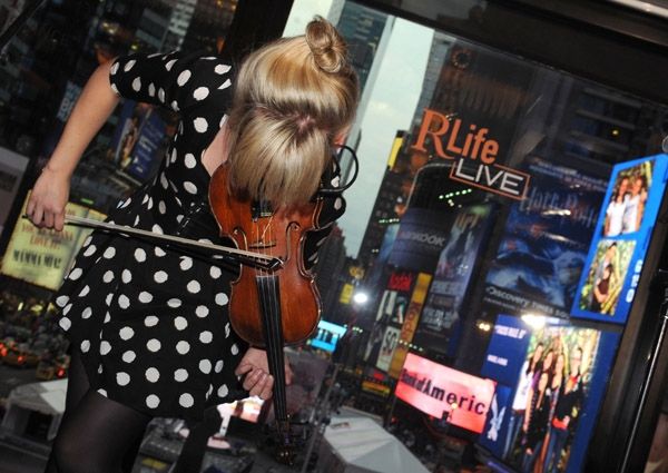 Mia Moretti & Caitlin Moe Photo