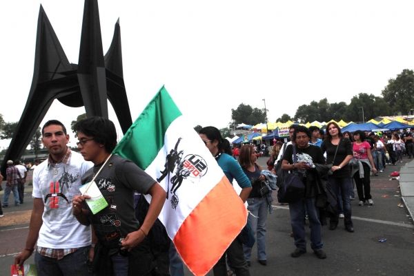 Photos: U2 Touches Down in Mexico as SPIDER-MAN Begins Previews — photo 1 of 7
