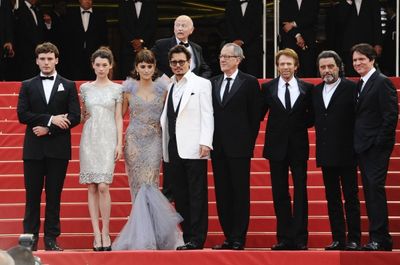Sat Claflin Astrid, Mountain Frisbey, Geoffrey Rush, Penelope Cruz, Johnny Depp, Dire Photo