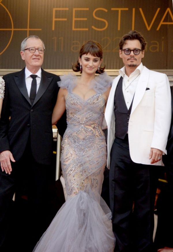 Johnny Depp (white jacket), Penelope Cruz and Geoffrey Rush 
 Photo