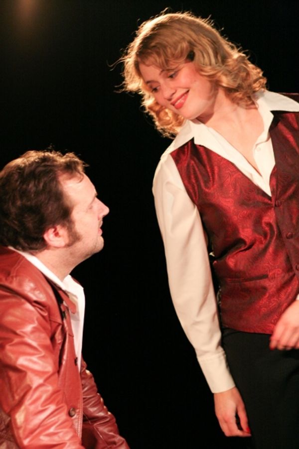 Duke (Joseph Stearns) explains his injuries to Linda (Elizabeth Bagby) Photo