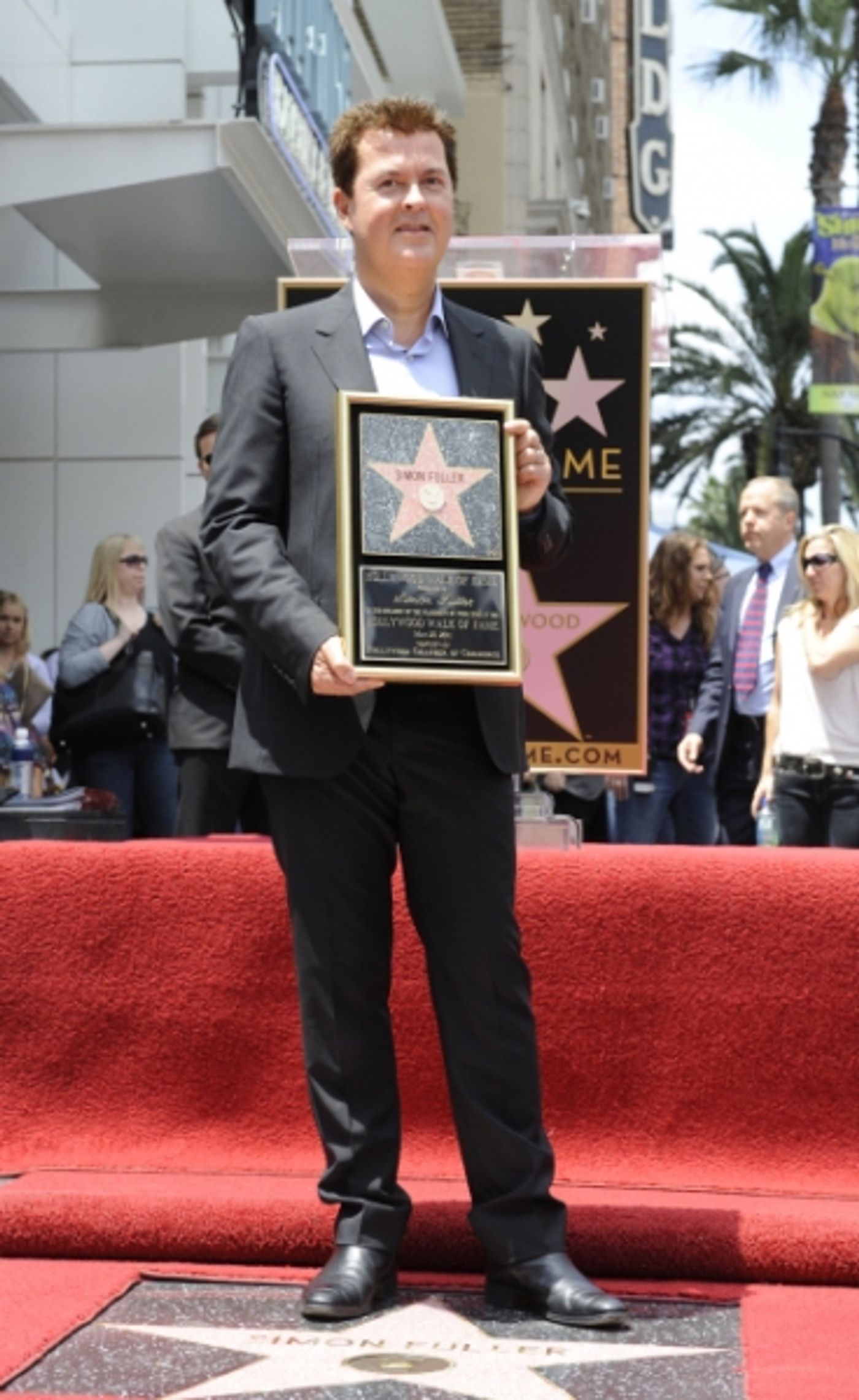 Photo Flash: AMERICAN IDOL Finalists Visit Walk of Fame  Image