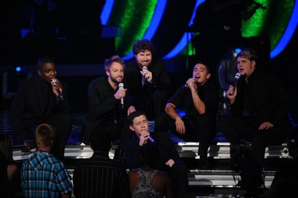 Scotty McCreery and the Top 12 Boys Photo