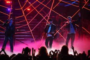AMERICAN IDOL: Special guests Reeve Carney and U2 perform during the season ten AMERI Photo