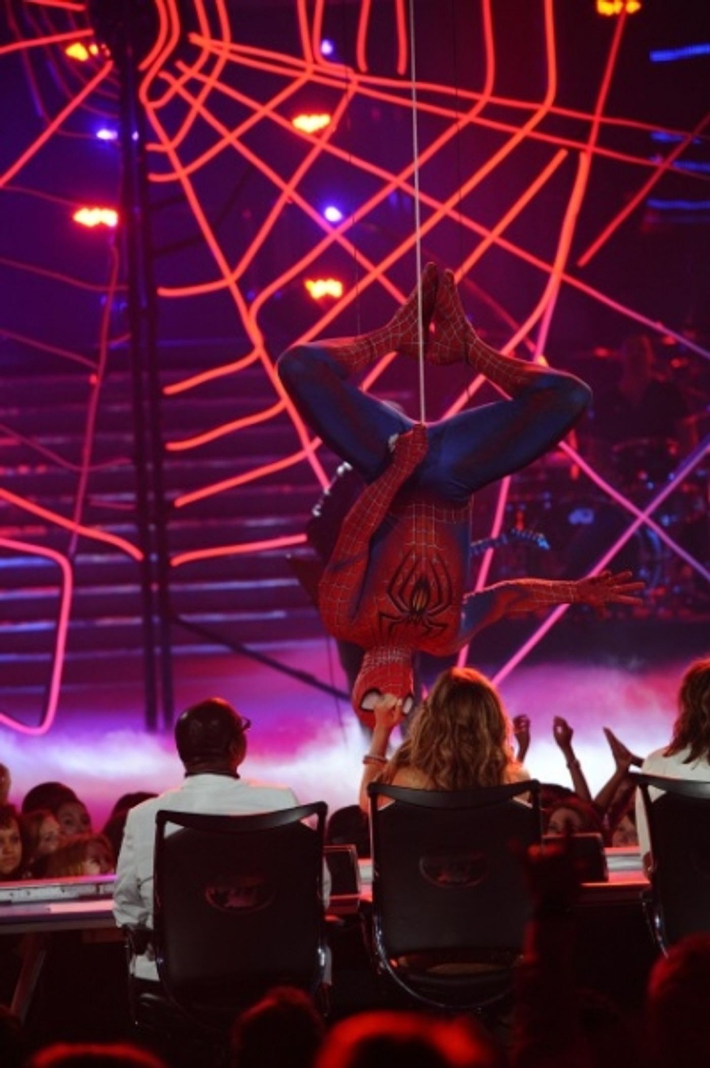 Photo Coverage: SPIDER-MAN Swings Onto AMERICAN IDOL Finale!  Image