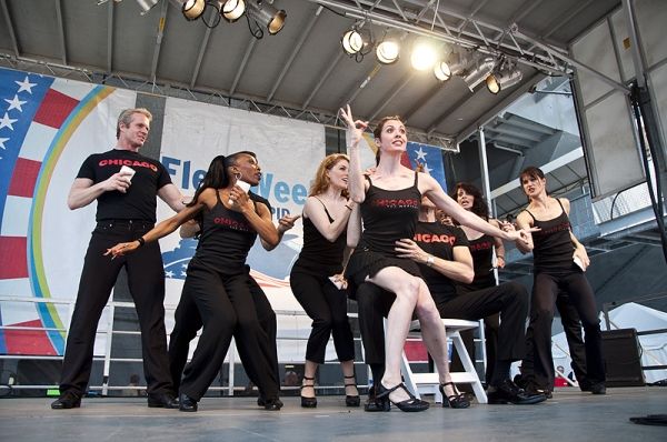 Melissa Rae Mahon & the cast of Chicago Photo