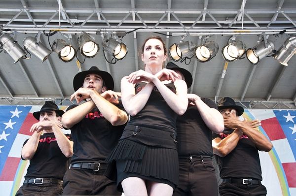 Melissa Rae Mahon & the cast of Chicago Photo