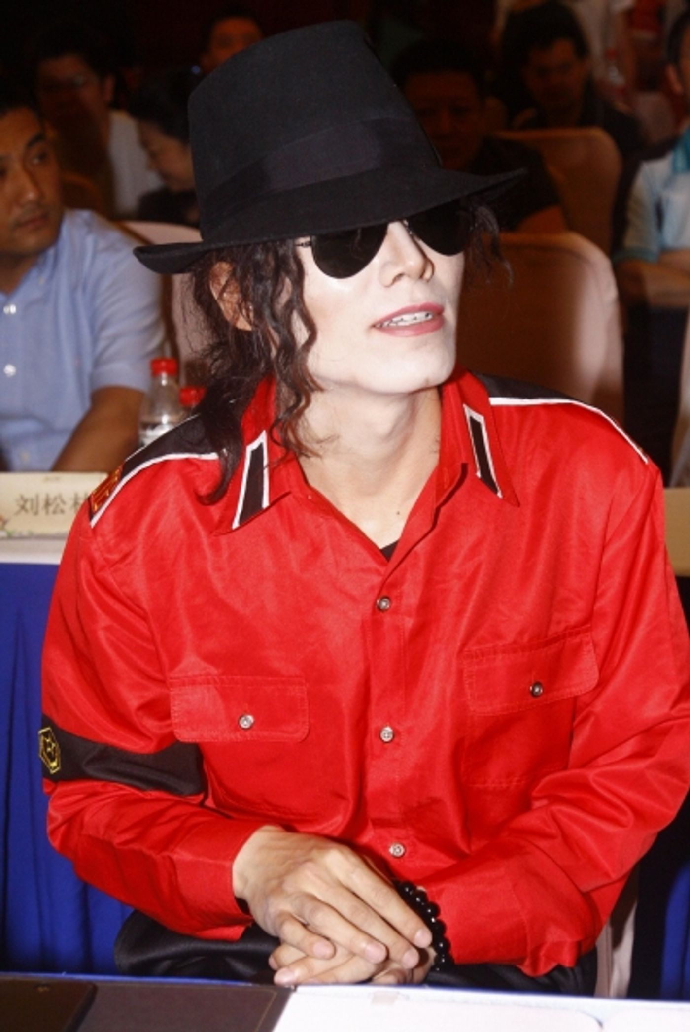 Photo Flash: Wang Jie Impersonates Michael Jackson in Bejing  Image