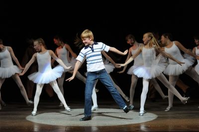 Billy Elliot (Scott McKenzie) and the Ballet Girls Photo