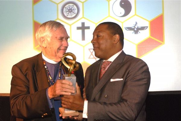 Wynton Marsalis receives Interfaith Award from The Very Rev. James Parks Morton Photo