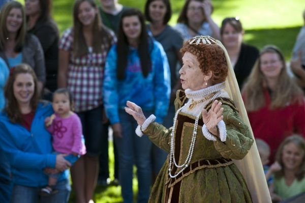Anne Serle as Queen Elizabeth Photo