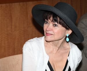 Linda Hart attending the Live at Barnes & Noble: Multi-Song performance by cast members of CATCH ME IF YOU CAN in New York City. @ BroadwayWorld Linda Hart attending the Live at Barnes & Noble: Multi-Song performance by cast membe Photo