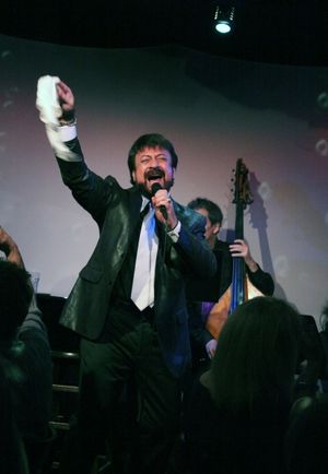 Joey Infante performs 'Babalu' at the Metropolitan Room in New York City. @ BroadwayWorld Joey Infante performs 'Babalu' at the Metropolitan Room in New York City. Photo