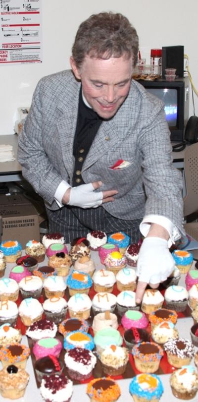 Joel Grey and the ensemble cast celebrate their 100th performance of ANYTHING GOES wi Photo