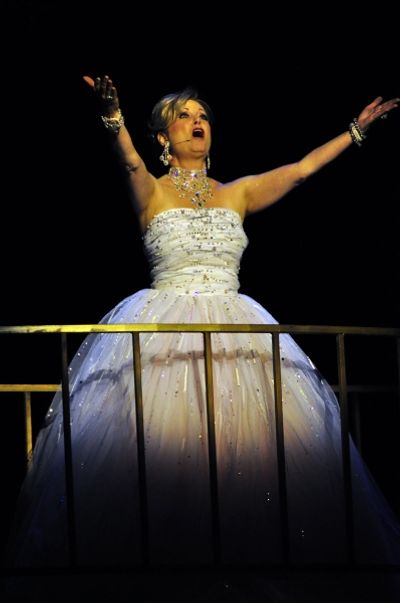 Liz Callaway singing selections from Sunset Boulevard in Pittsburgh CLO's Love Change Photo