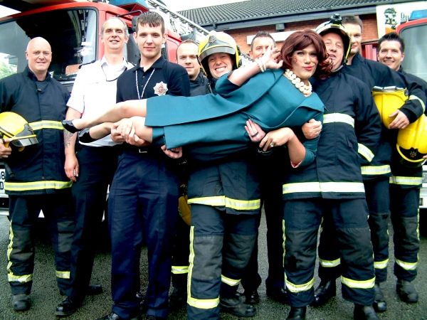 Photos - DIE, MOMMIE, DIE! UK Production - Angela Arrives in Manchester — photo 9 of 10