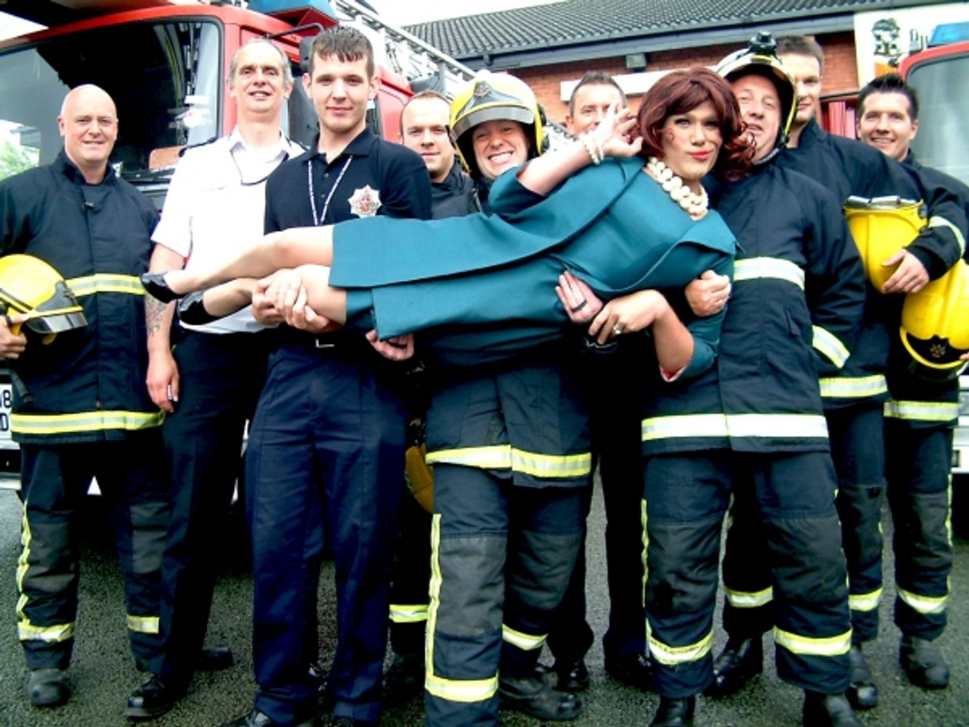 Photo Flash - DIE, MOMMIE, DIE! UK Production - Angela Arrives in Manchester Photo Flash - DIE, MOMMIE, DIE! UK Production - Angela Arrives in Manchester Image