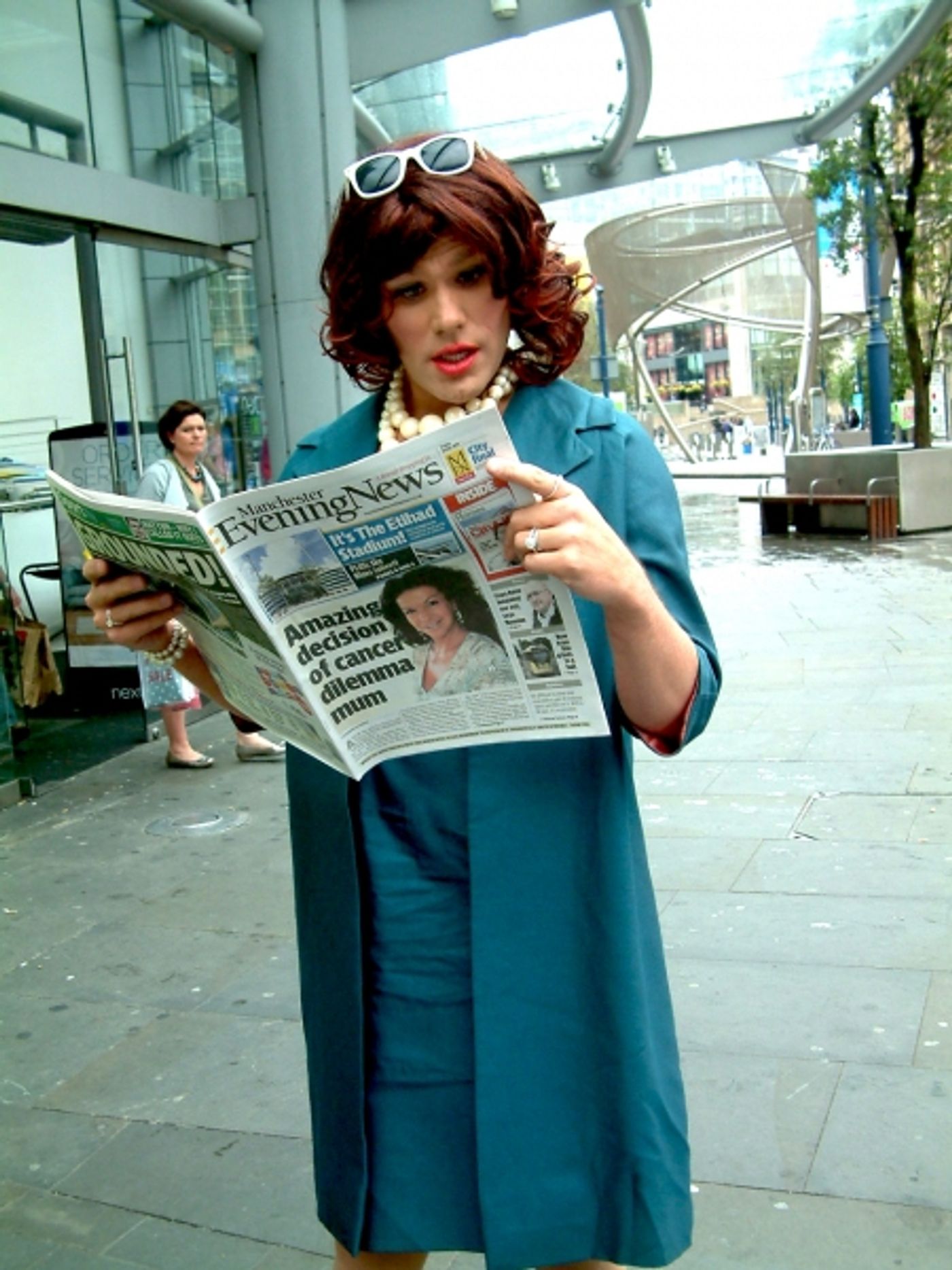 Photo Flash - DIE, MOMMIE, DIE! UK Production - Angela Arrives in Manchester Photo Flash - DIE, MOMMIE, DIE! UK Production - Angela Arrives in Manchester Image