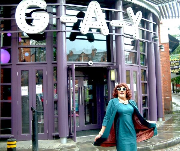 Photos - DIE, MOMMIE, DIE! UK Production - Angela Arrives in Manchester — photo 5 of 10