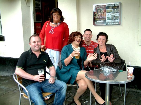 Photos - DIE, MOMMIE, DIE! UK Production - Angela Arrives in Manchester — photo 4 of 10
