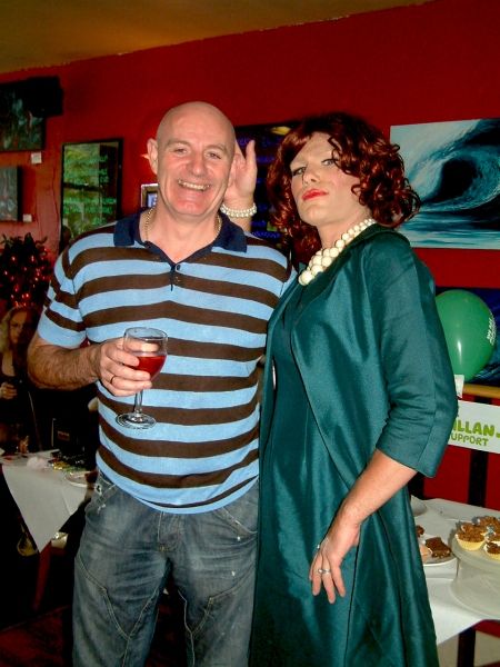 Photos - DIE, MOMMIE, DIE! UK Production - Angela Arrives in Manchester — photo 3 of 10