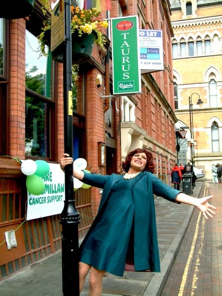 Photos - DIE, MOMMIE, DIE! UK Production - Angela Arrives in Manchester — photo 2 of 10