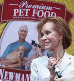 Mary Tyler Moore attending the Presentation for Broadway Barks Lucky 13th Annual Adopt-a-thon in New York City. @ BroadwayWorld Mary Tyler Moore attending the Presentation for Broadway Barks Lucky 13th Annual Adop Photo