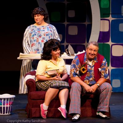 Kevin Joseph Kelly as Edna Turnblad and (sitting) Brittany Lynne Eckstrom as Tracy Tu Photo
