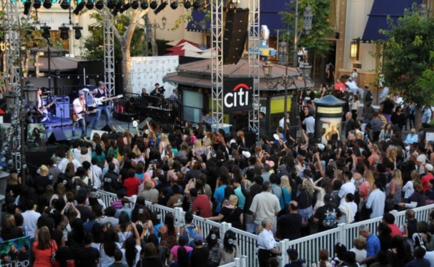 Photo Coverage: Frenchie Davis, Blake Lewis and Honor Society Perform at The Grove's Summer Concerts Photo Coverage: Frenchie Davis, Blake Lewis and Honor Society Perform at The Grove's Summer Concerts Image