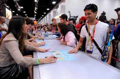 Jenna Ushkowitz and Fans Photo