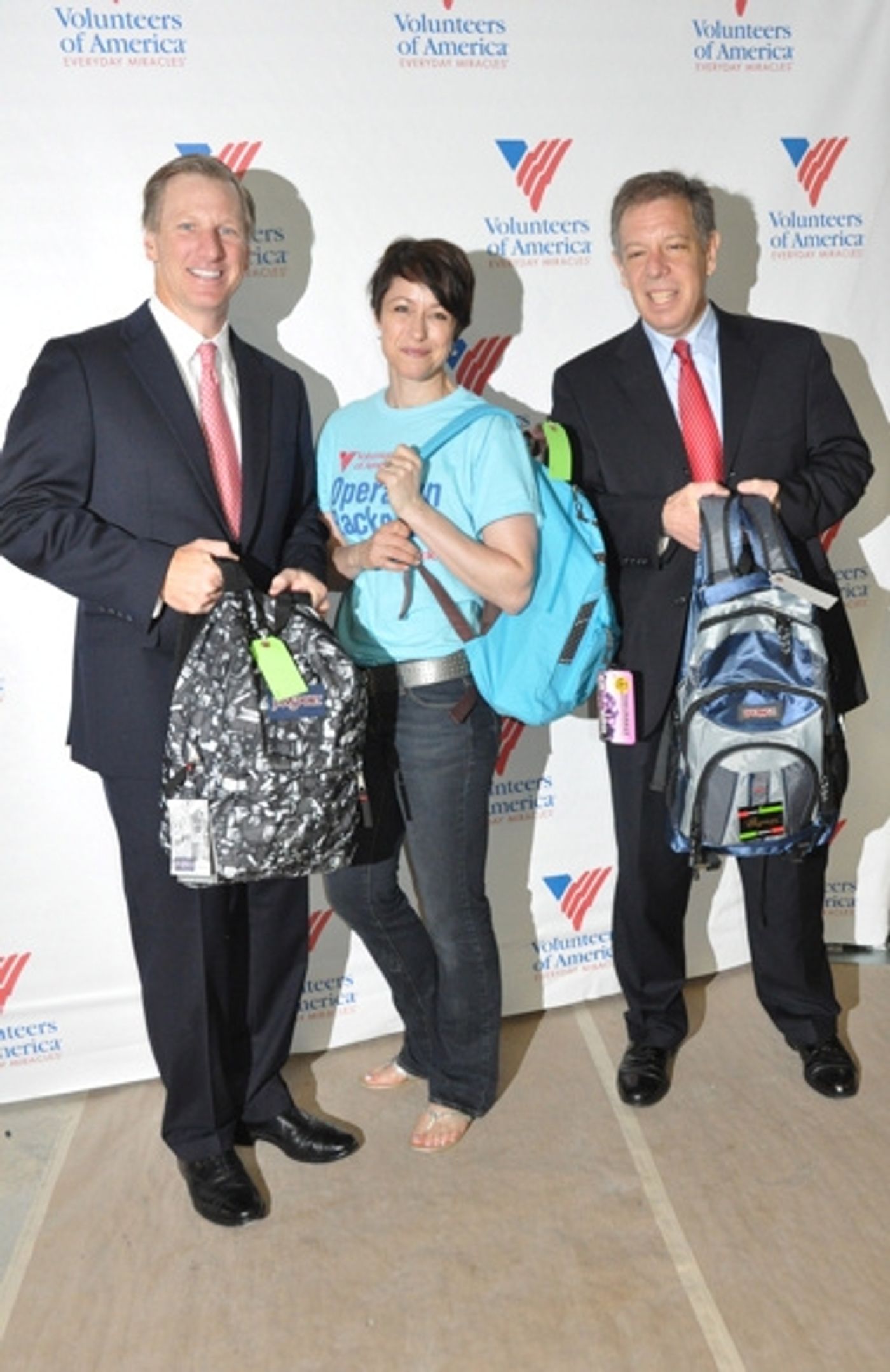 Photo Coverage: Paige Davis, et al. Volunteer for Operation Backpack  Image