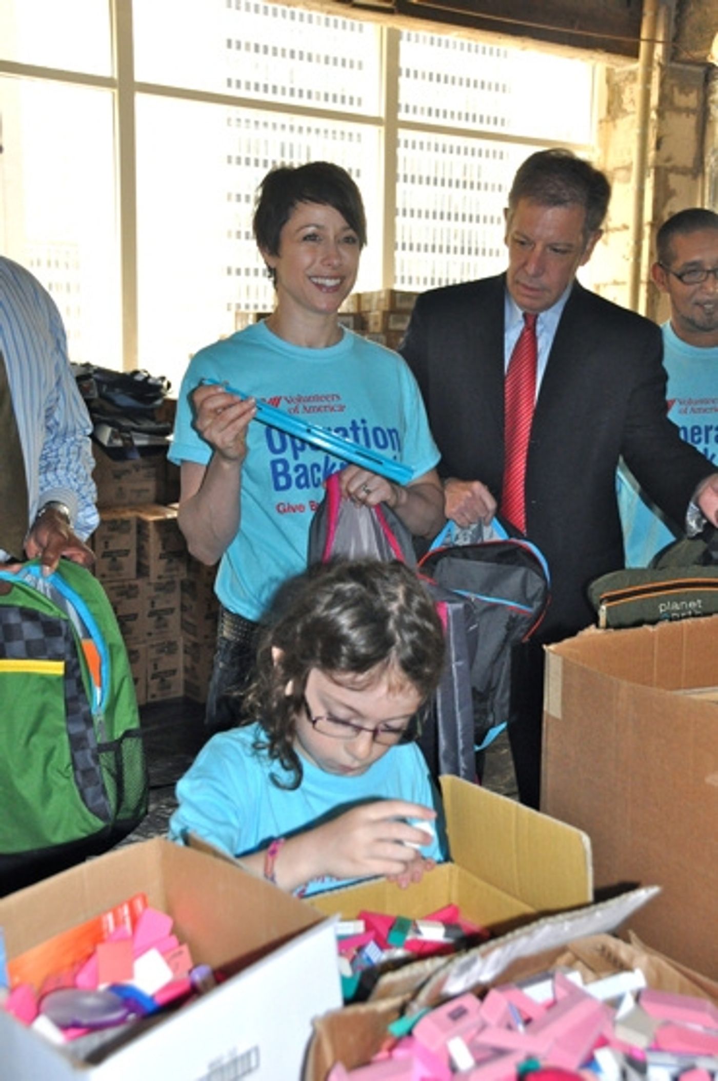 Photo Coverage: Paige Davis, et al. Volunteer for Operation Backpack  Image