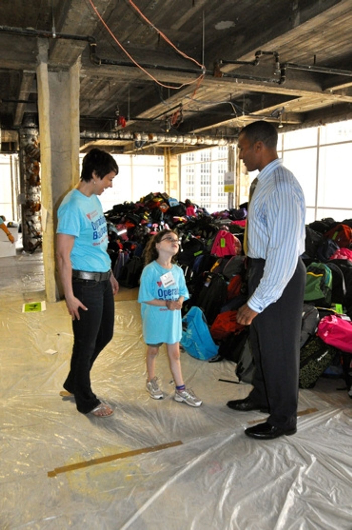 Photo Coverage: Paige Davis, et al. Volunteer for Operation Backpack  Image