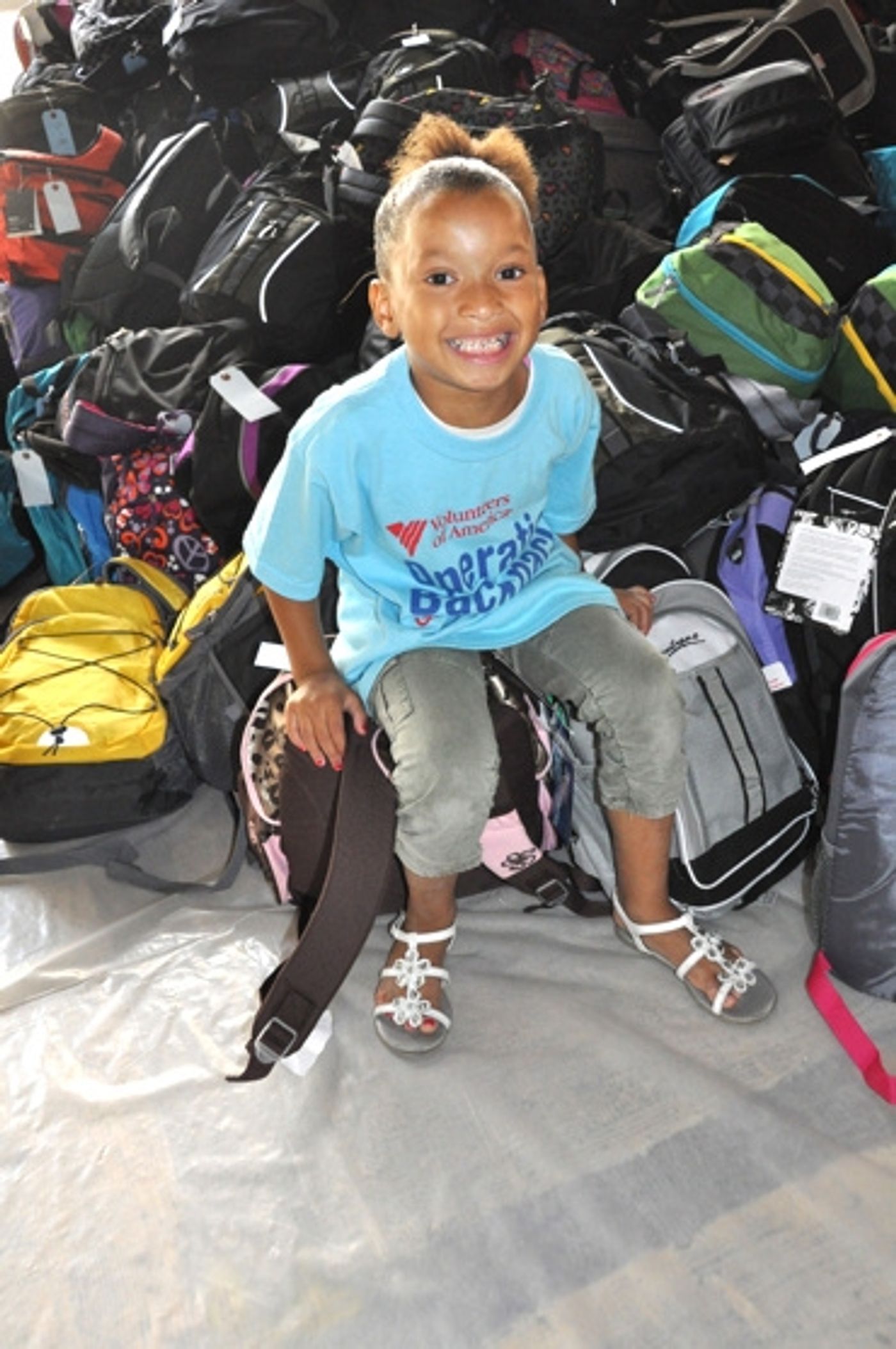 Photo Coverage: Paige Davis, et al. Volunteer for Operation Backpack  Image