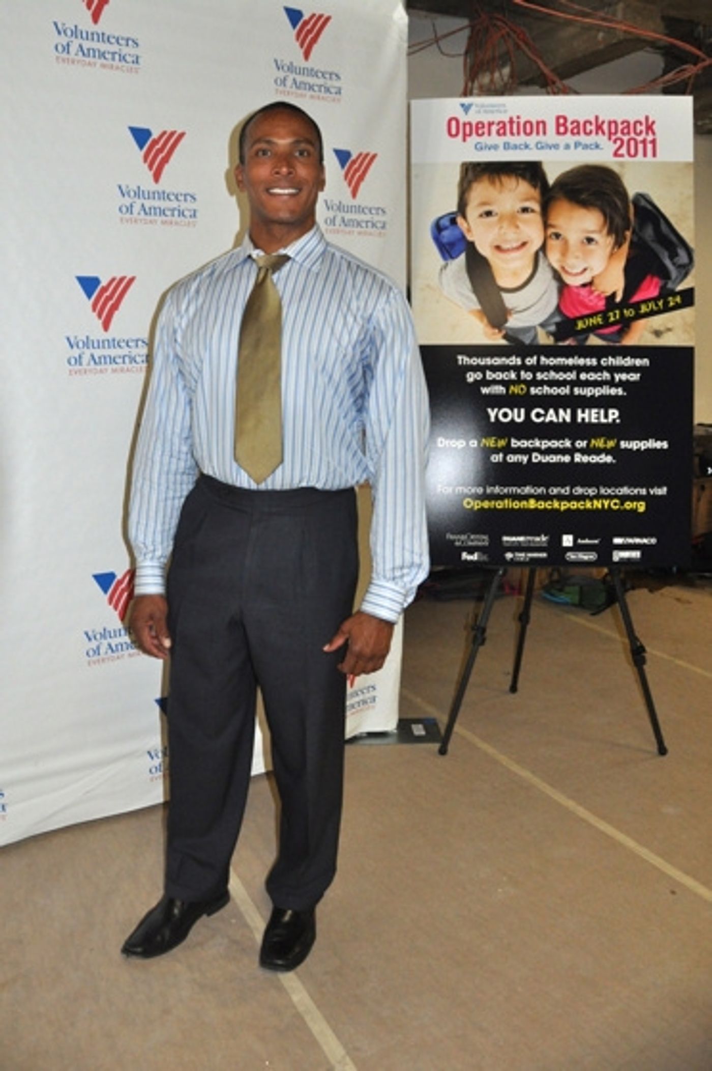 Photo Coverage: Paige Davis, et al. Volunteer for Operation Backpack  Image