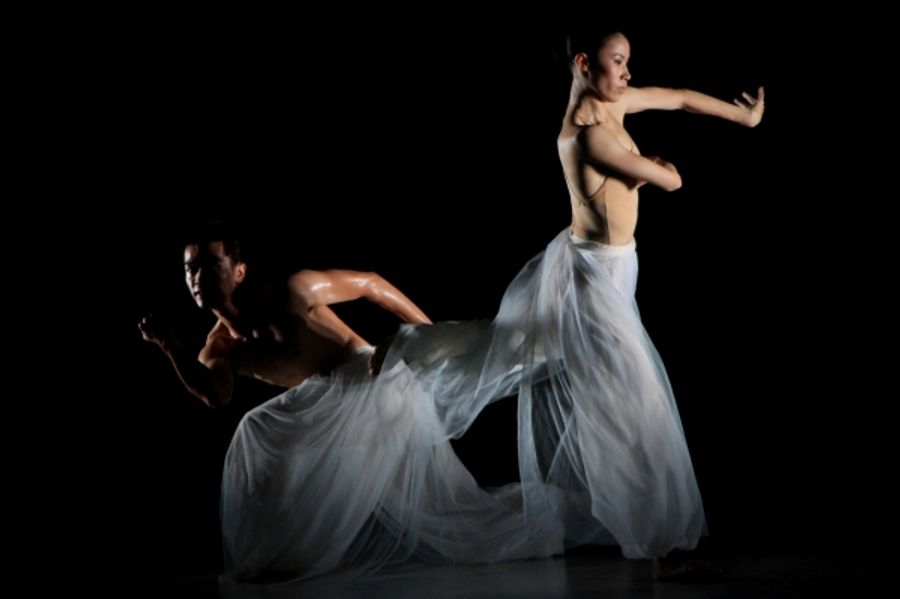Photo Flash: Cloud Gate Dance Theater Present WATER STAINS ON THE WALL Image