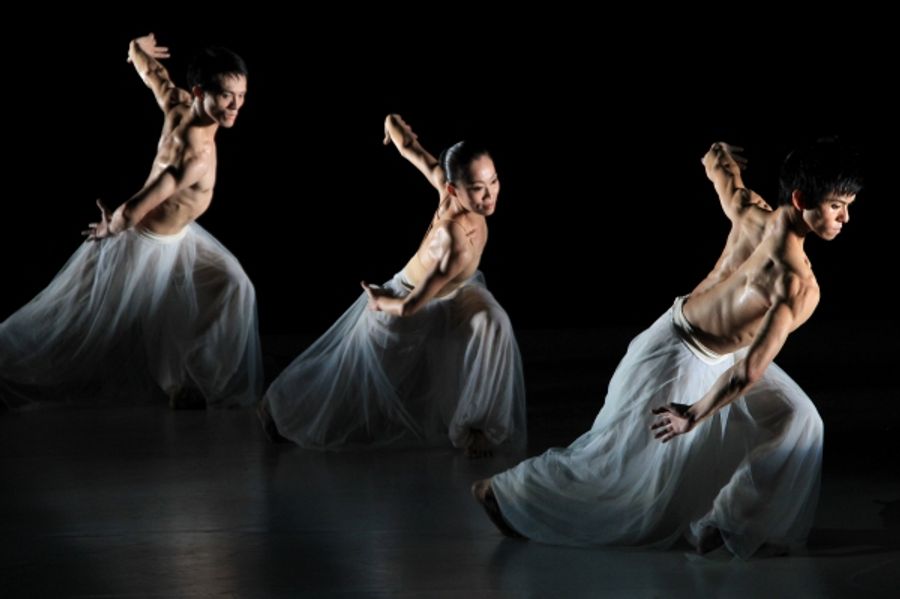 Photo Flash: Cloud Gate Dance Theater Present WATER STAINS ON THE WALL Image