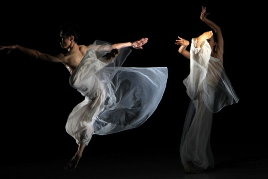 Photo Flash: Cloud Gate Dance Theater Present WATER STAINS ON THE WALL Image