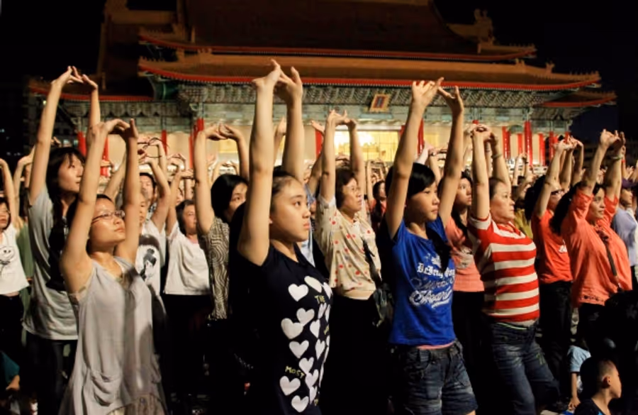 Photo Flash: Cloud Gate Dance Theater Present WATER STAINS ON THE WALL Image