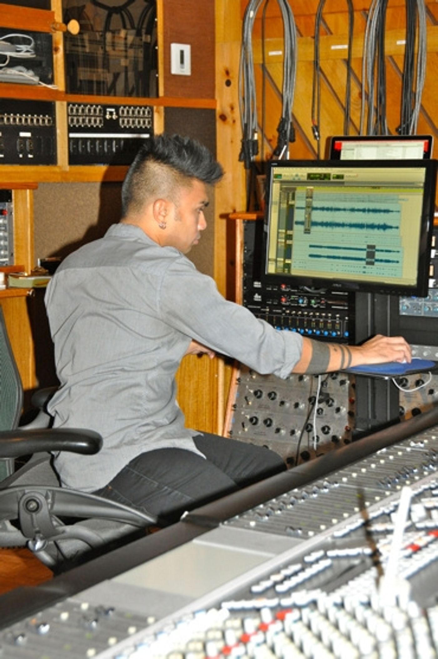 Photo Coverage: CATCH ME IF YOU CAN Sings For 'Carols For A Cure'  Image