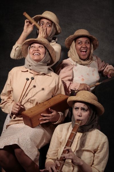 Lisa Ann Katagiri Bright and Jaime Bradner; (back left to right) Danielle Zalopany an Photo