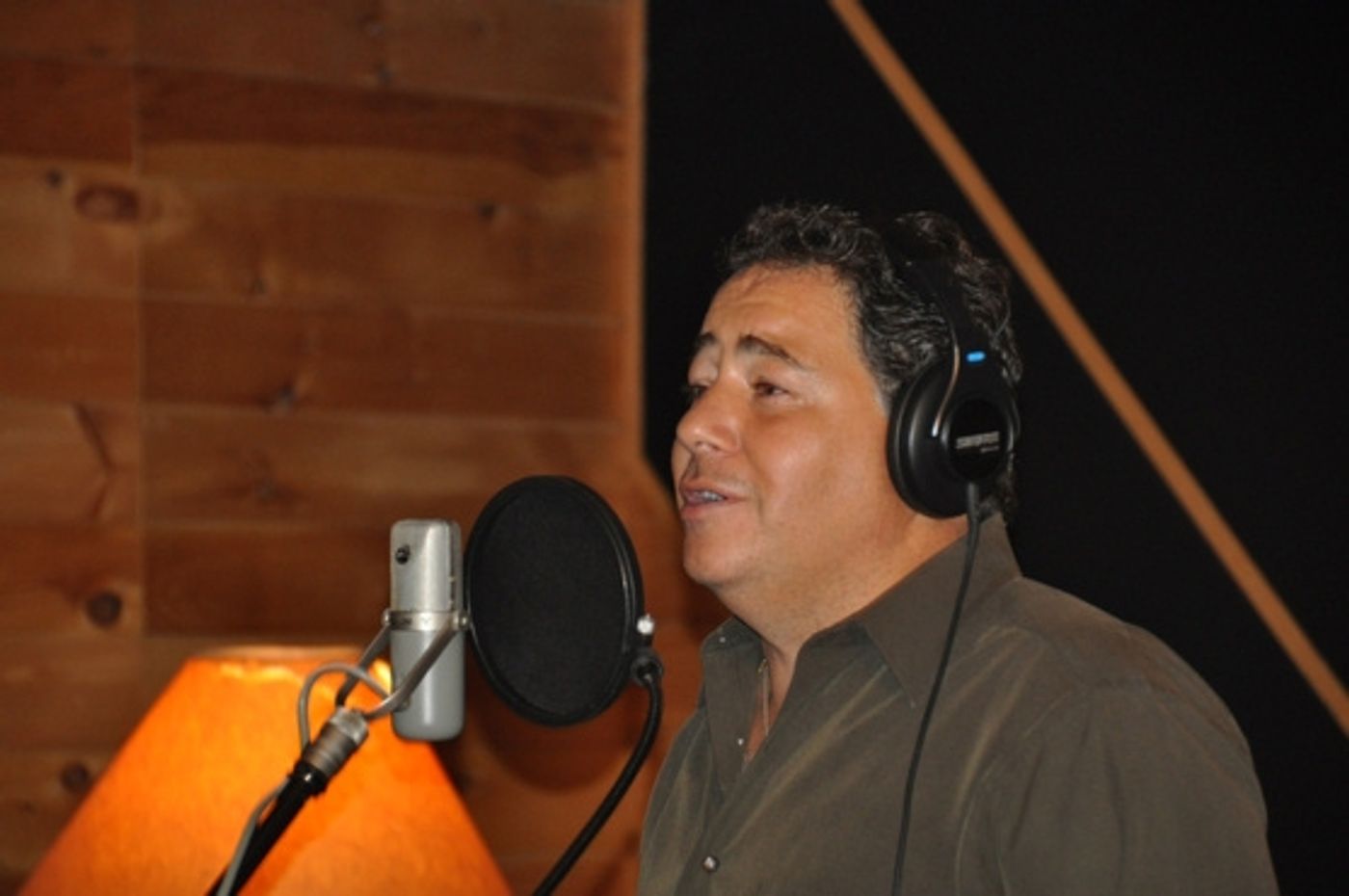 Photo Coverage: Beloved Tenor Daniel Rodriguez Sings for 'Carols For A Cure'  Image