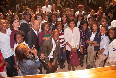 Samuel L. Jackson, Angela Bassett, Kenny Leon, and Katori all with the students of Br Photo