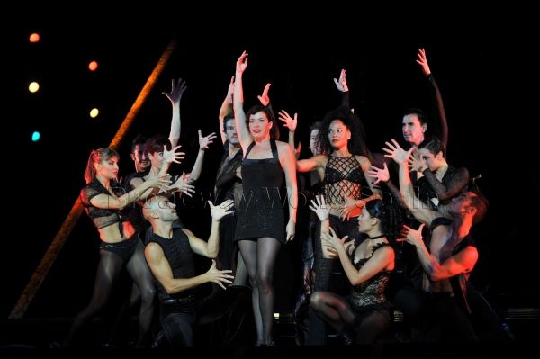 Marta Ribera y los bailarines de Chicago Photo