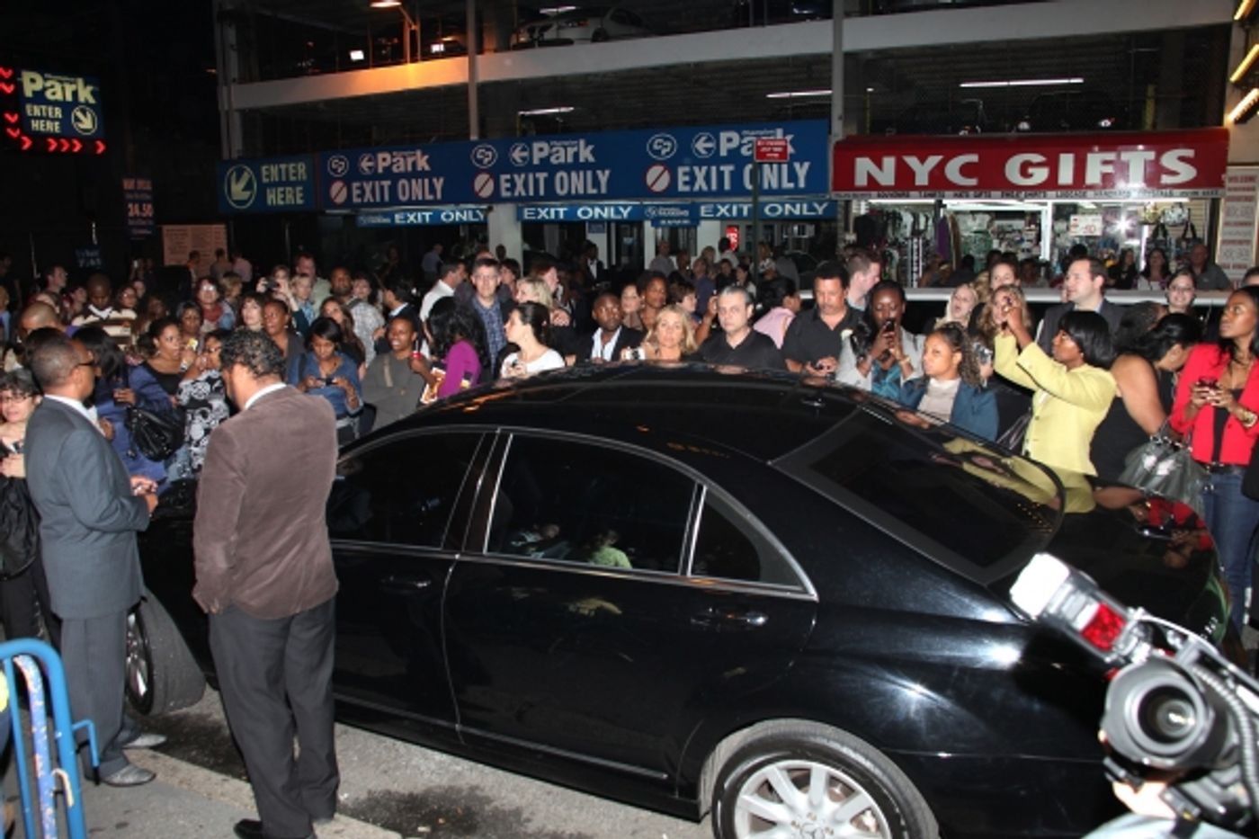 Photo Coverage: Samuel L. Jackson & Angela Bassett Greet Fans Following Premiere Performance of THE MOUNTAINTOP  Image