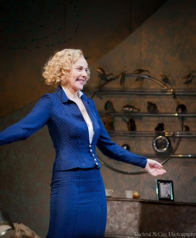 Kim Cattrall (Amanda) Photo