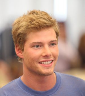 Hunter Parrish  Photo