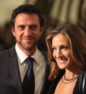 Raul Esparza & Sarah Jessica Parker Photo